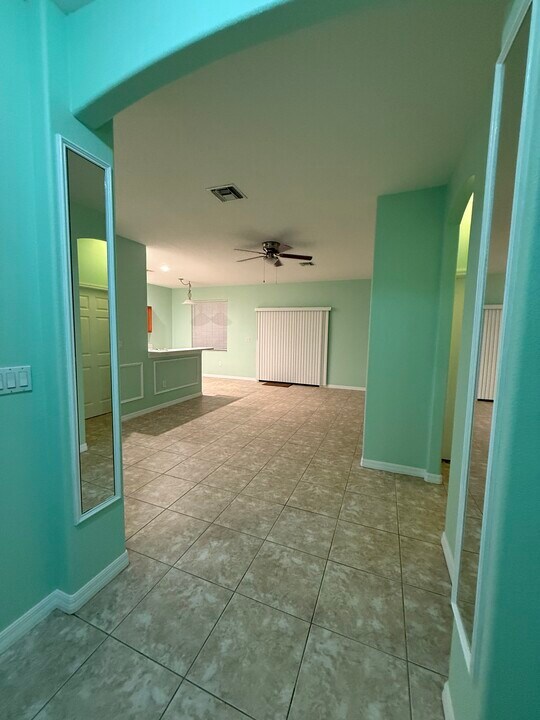 2336 Alling Ter in North Port, FL - Foto de edificio