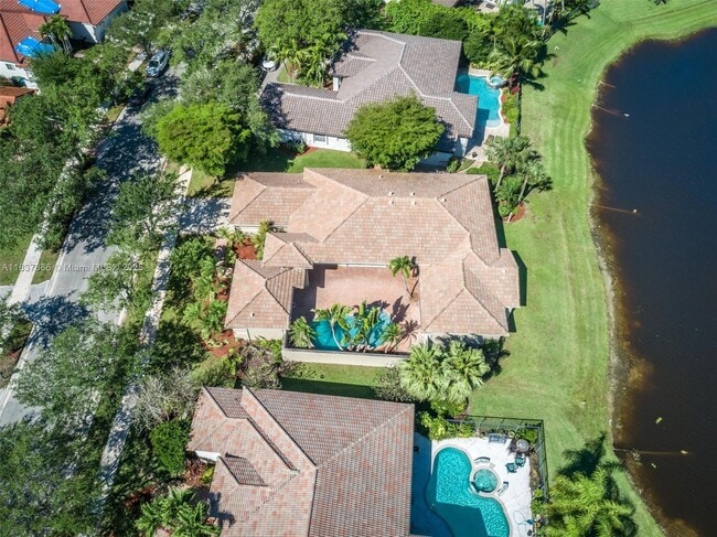 property at 2664 Edgewater Dr