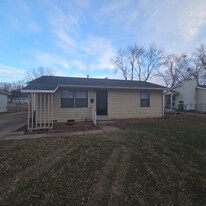 7502 Valley Rd in La Vista, NE - Building Photo