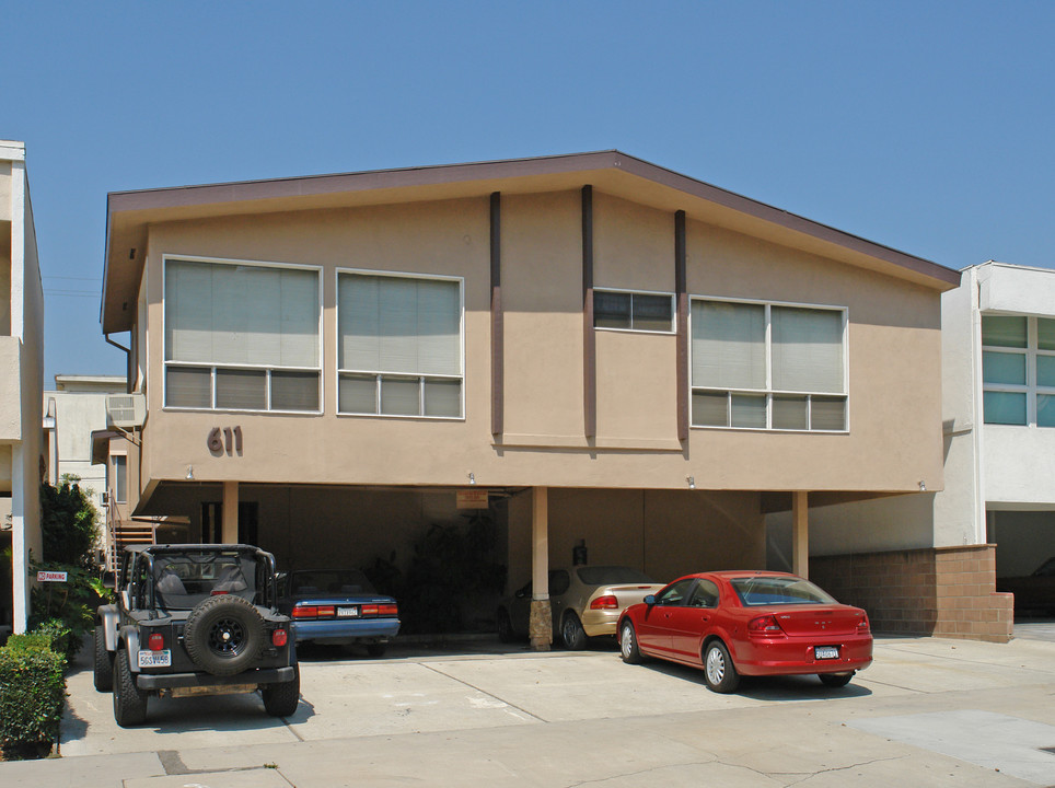 611 N Flores St in Los Angeles, CA - Building Photo