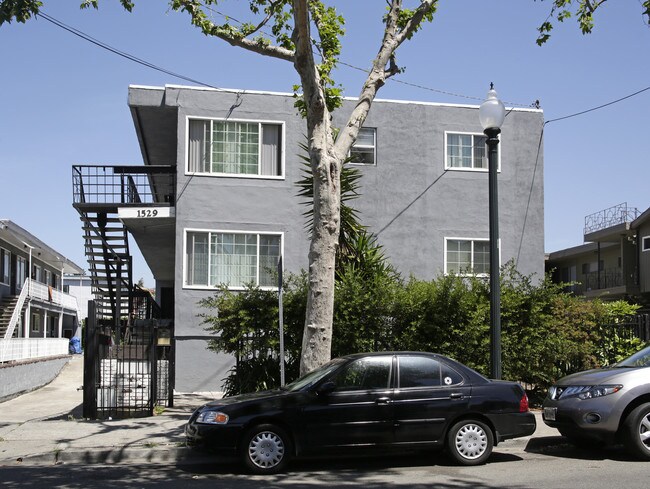 1529 Alcatraz Ave in Berkeley, CA - Foto de edificio - Building Photo