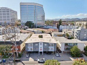 12323 Texas Ave in Los Angeles, CA - Foto de edificio - Building Photo