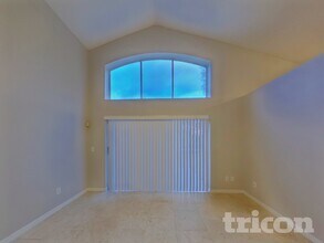 528 Nevada Loop Rd in Davenport, FL - Foto de edificio - Building Photo