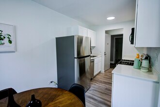 5402 N Damen Ave, Unit 202 in Chicago, IL - Building Photo - Building Photo
