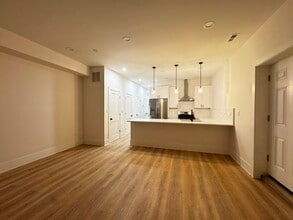 2425 W Cortez St, Unit G in Chicago, IL - Building Photo - Building Photo