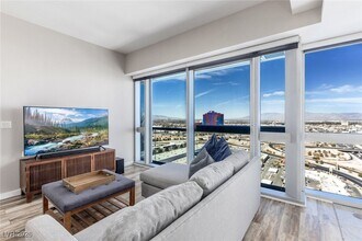 4471 Dean Martin Dr in Las Vegas, NV - Foto de edificio - Building Photo