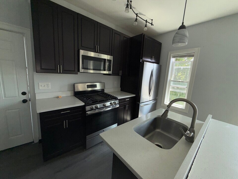 615 N Montello St in Brockton, MA - Building Photo