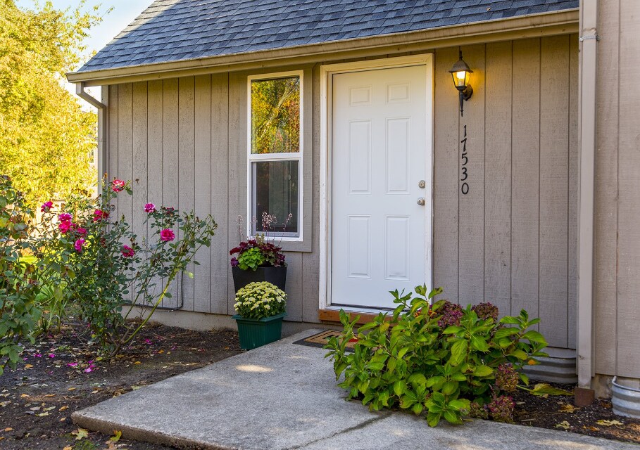 17530 SW Britetree Cir in Beaverton, OR - Building Photo
