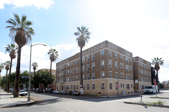 Hoover Apartments in Los Angeles, CA - Foto de edificio - Building Photo