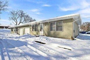 831 Washington St in Woodstock, IL - Building Photo