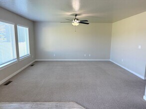 8430 E Rathdrum Dr in Nampa, ID - Foto de edificio - Building Photo