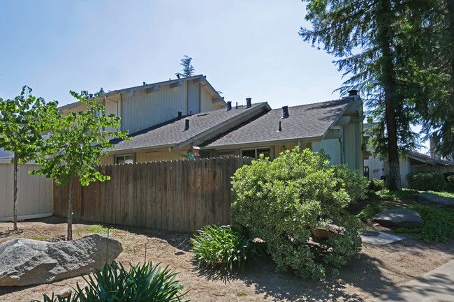 Brookdale Manor in Merced, CA - Foto de edificio - Building Photo