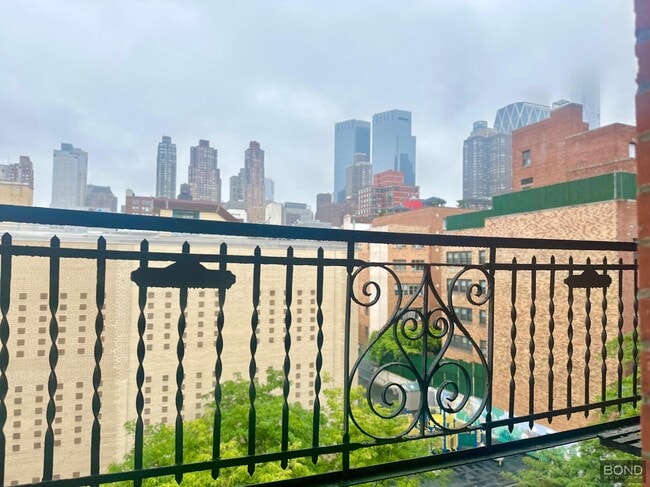 438 W 52nd St