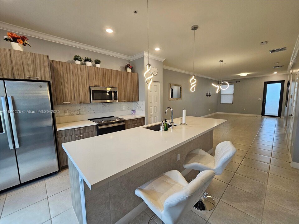 7905 NW 104th Ave in Doral, FL - Foto de edificio