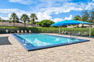 21 Meadows Dr in Boynton Beach, FL - Building Photo - Building Photo