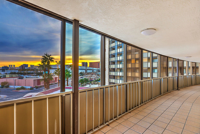 Country Club Towers in Las Vegas, NV - Building Photo - Building Photo