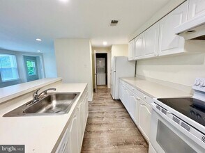 4342 Pembrook Village Dr in Alexandria, VA - Building Photo - Building Photo