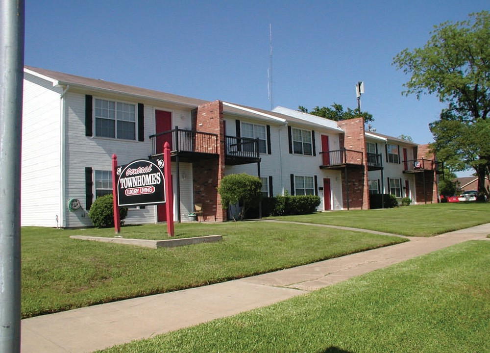 705-715 W Crawford St in Denison, TX - Building Photo