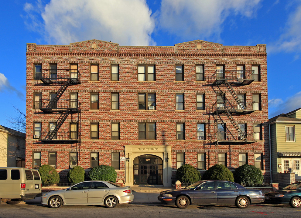 Seco Terrace in Brooklyn, NY - Foto de edificio