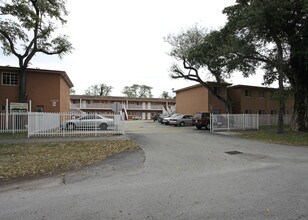 Kendall Oaks Apartments in Miami, FL - Building Photo - Building Photo