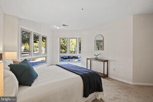 5006 Dorsey Hall Dr in Ellicott City, MD - Building Photo