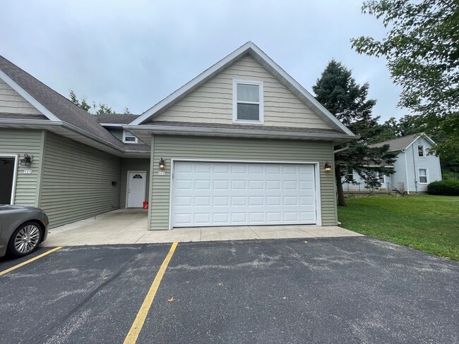 527 W Harper St in Whitewater, WI - Building Photo - Building Photo