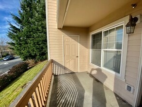 Beautiful Condo Within Walking Distance of Downtown Redmond!! in Redmond, WA - Foto de edificio - Building Photo