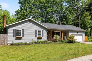 51 Jason Dr in Colchester, VT - Building Photo