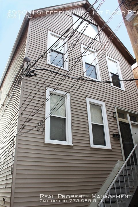 2950 N Sheffield Ave-Unit -1st Floor Rear in Chicago, IL - Building Photo