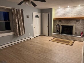 12 Upper Lake Dr in Wantage, NJ - Foto de edificio - Building Photo