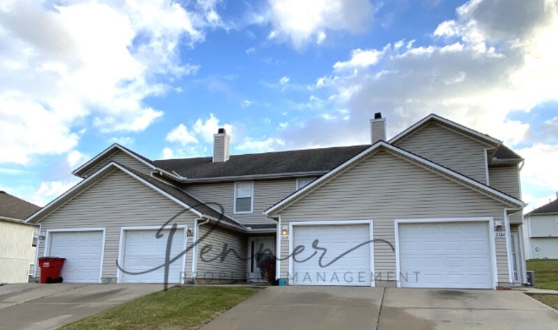 201-A NE DOGWOOD St in Oak Grove, MO - Building Photo