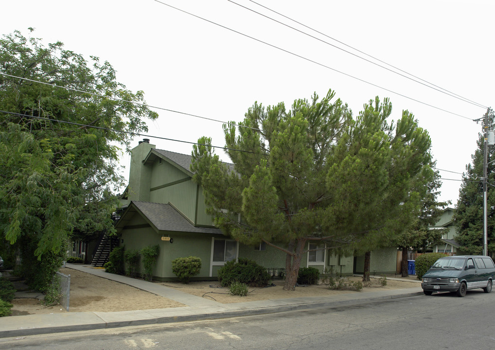 318-413 W Carob Ave in Reedley, CA - Building Photo