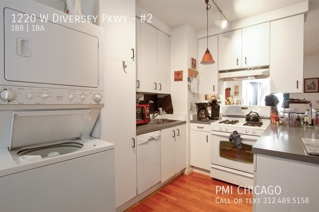1220 W Diversey Pkwy in Chicago, IL - Foto de edificio - Building Photo