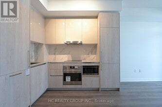 225 Commerce St in Vaughan, ON - Building Photo - Building Photo