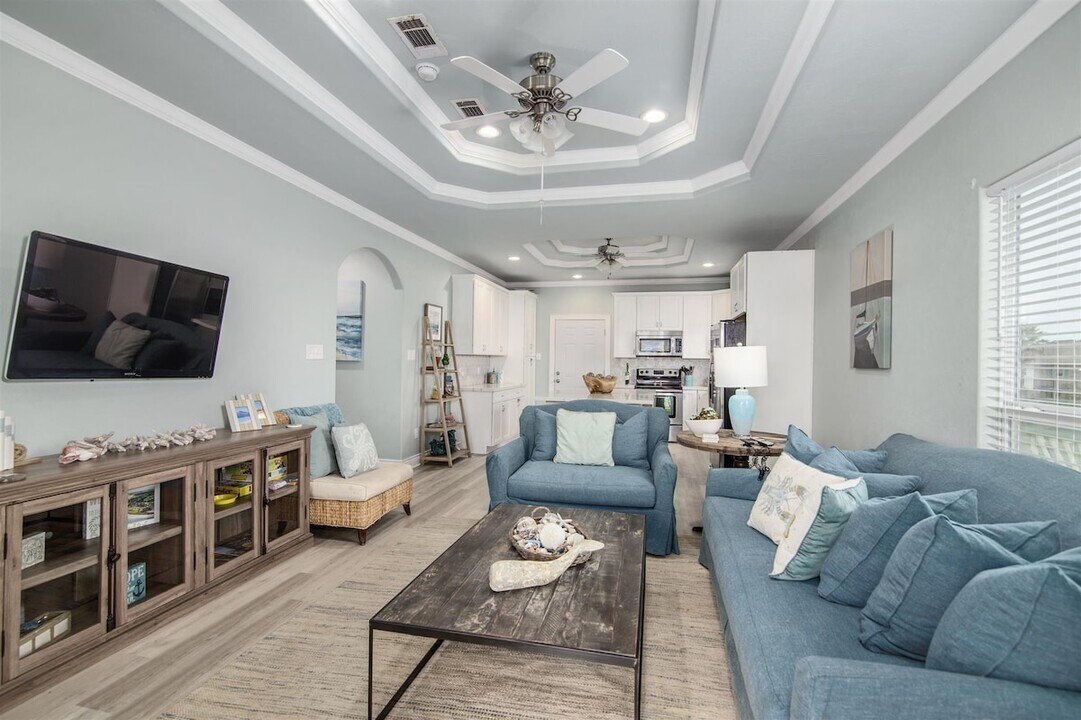 986 Bahama Dr in Crystal Beach, TX - Building Photo