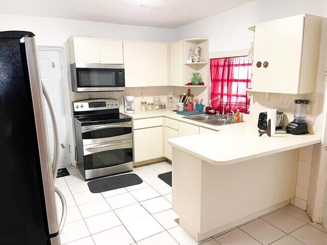 915 Forest Hill Blvd, Unit A in West Palm Beach, FL - Building Photo - Building Photo