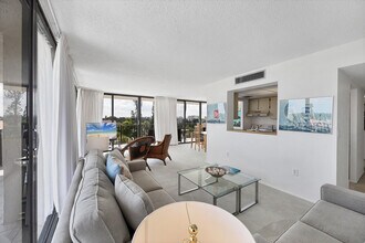 1055 Beach Rd in Sarasota, FL - Building Photo - Building Photo