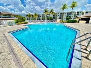 8145 NW 7th St in Miami, FL - Building Photo - Building Photo