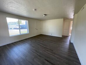 1446 NW Beacon St in Roseburg, OR - Building Photo - Building Photo