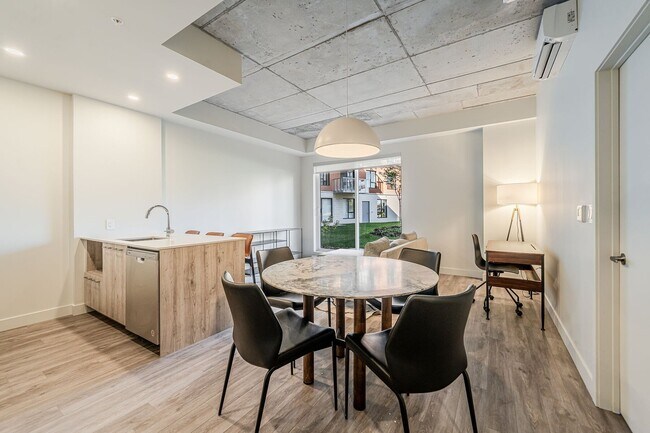 205 Blvd. Marcel-Laurin in St. Laurent, QC - Building Photo - Building Photo