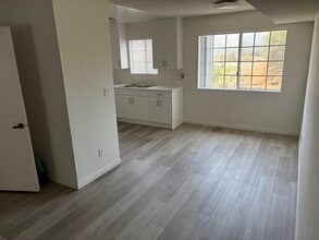 18071 Beneda Ln, Unit 206 in Santa Clarita, CA - Building Photo - Building Photo