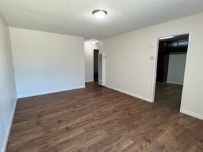 9230 Cedar St in Bellflower, CA - Foto de edificio - Building Photo