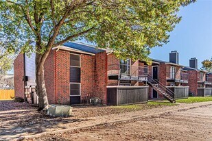 300 W Wintergreen Rd in Desoto, TX - Building Photo