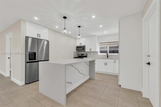 13231 SW 86th St in Miami, FL - Foto de edificio - Building Photo