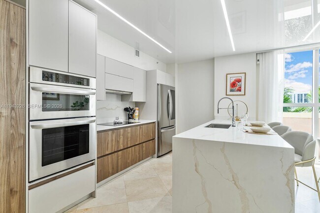 17555 Atlantic Blvd in Sunny Isles Beach, FL - Foto de edificio - Building Photo