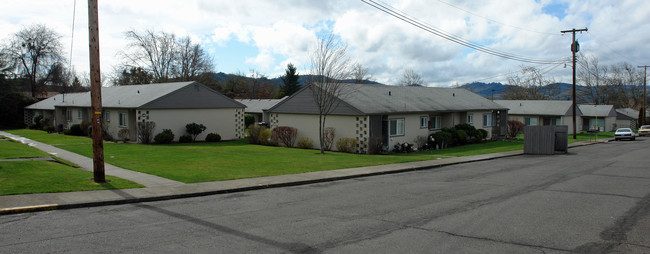 West Vue Court Apartments in Roseburg, OR - Building Photo - Building Photo