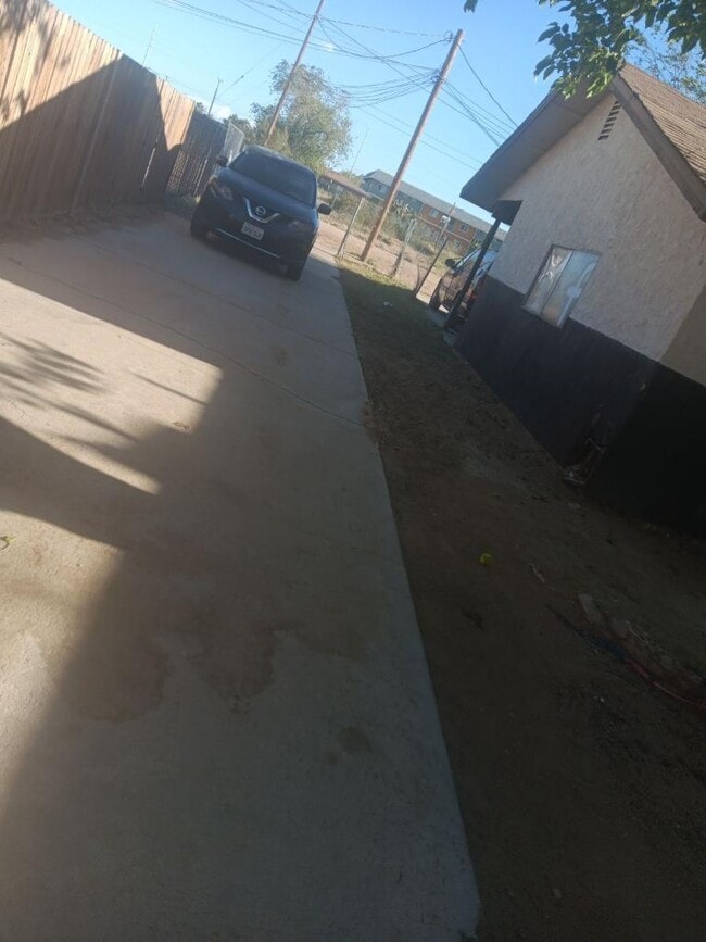 11560 Sage St, Unit 11560 Sage RD UNIT B in Adelanto, CA - Foto de edificio - Building Photo