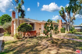 2511 Castle Heights Ave in Los Angeles, CA - Building Photo - Building Photo