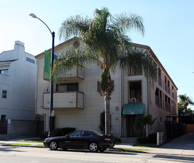 819 Redondo Ave in Long Beach, CA - Foto de edificio - Building Photo