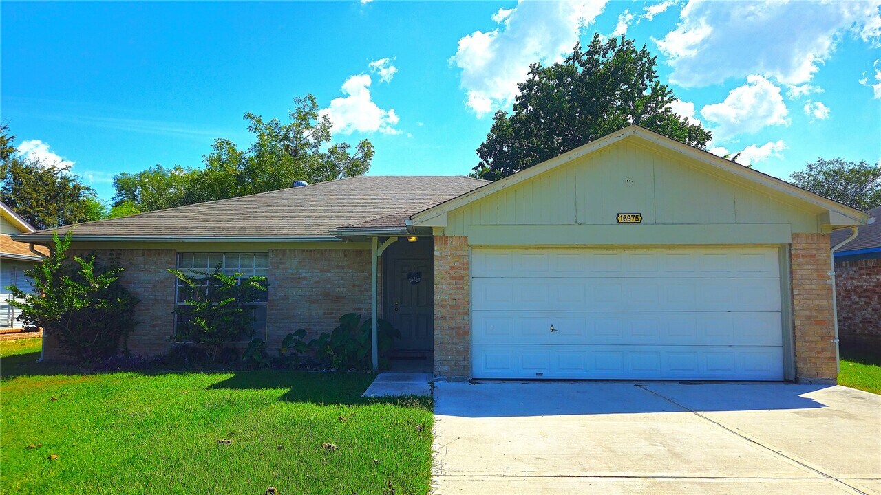 16975 Meadowlark St in Conroe, TX - Foto de edificio